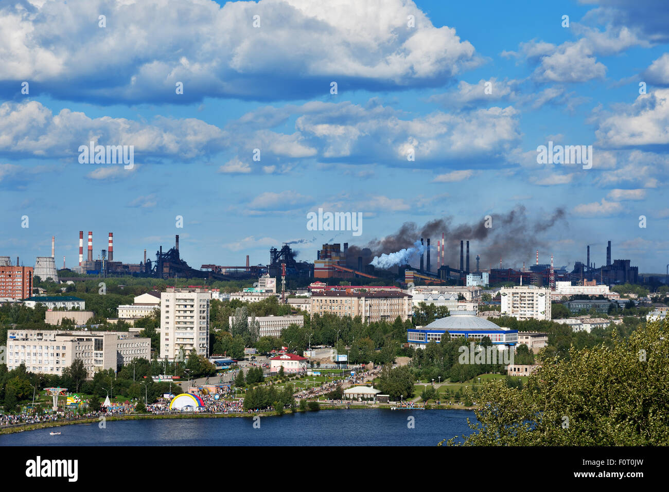 Draufsicht auf die Mitte Nizhny Tagil Stadt und die Fabrik mit Rauch und Luftverschmutzung. Russland Stockfoto
