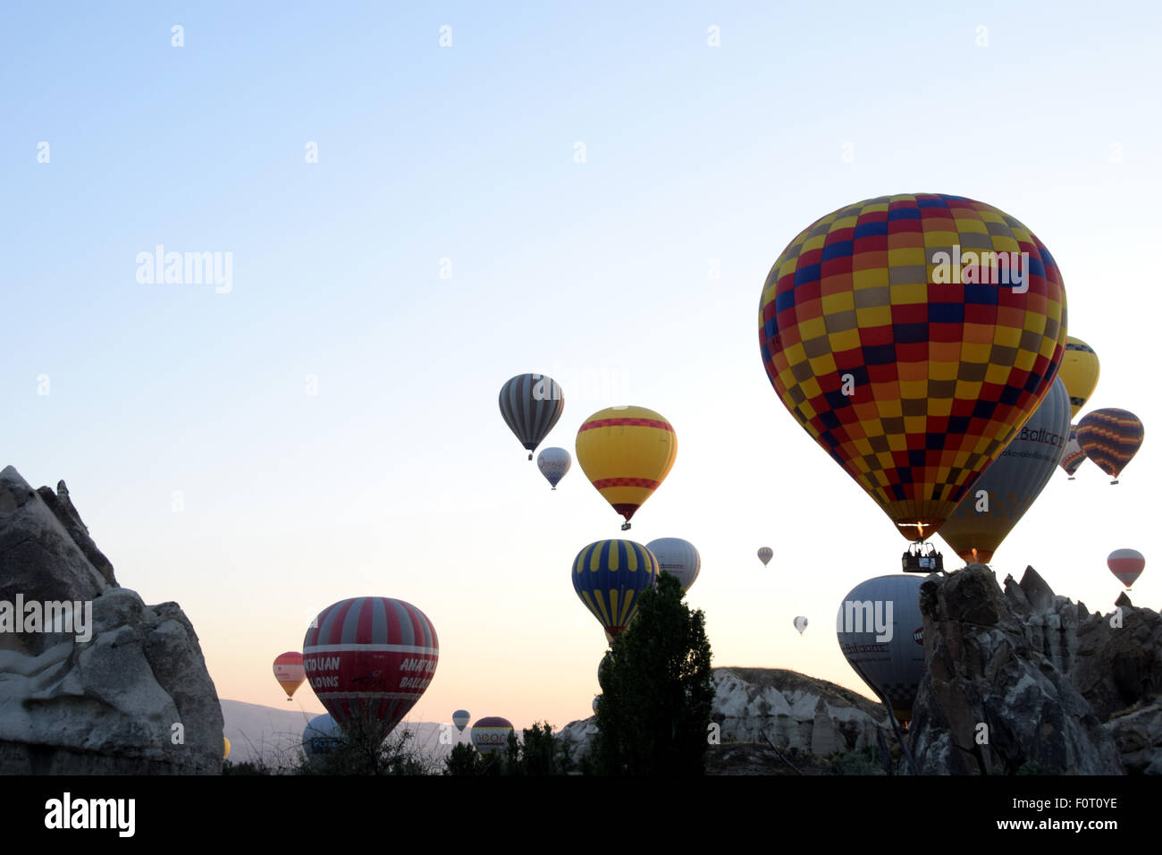 Heißluft-Ballon über Cappadocia bei Sonnenaufgang. Turkei Stockfoto