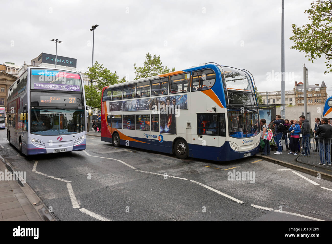 Erste und Postkutschenbusse am Piccadilly Gardens Busbahnhof Manchester England UK Stockfoto