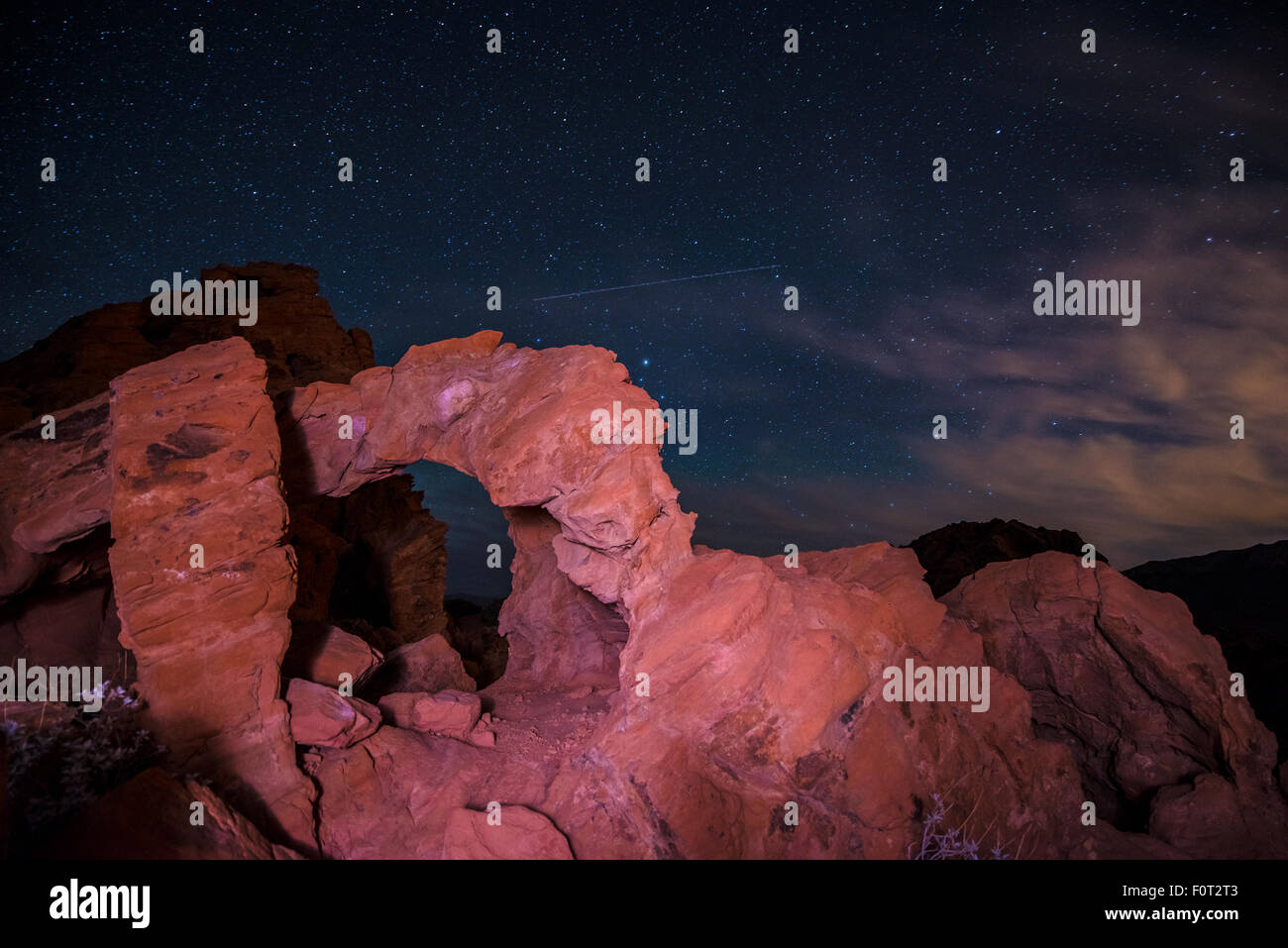 Wunderschöne Felsformationen gegen helle Sternenhimmel in der Nacht. Valley of Fire Overton Nevada, USA Stockfoto