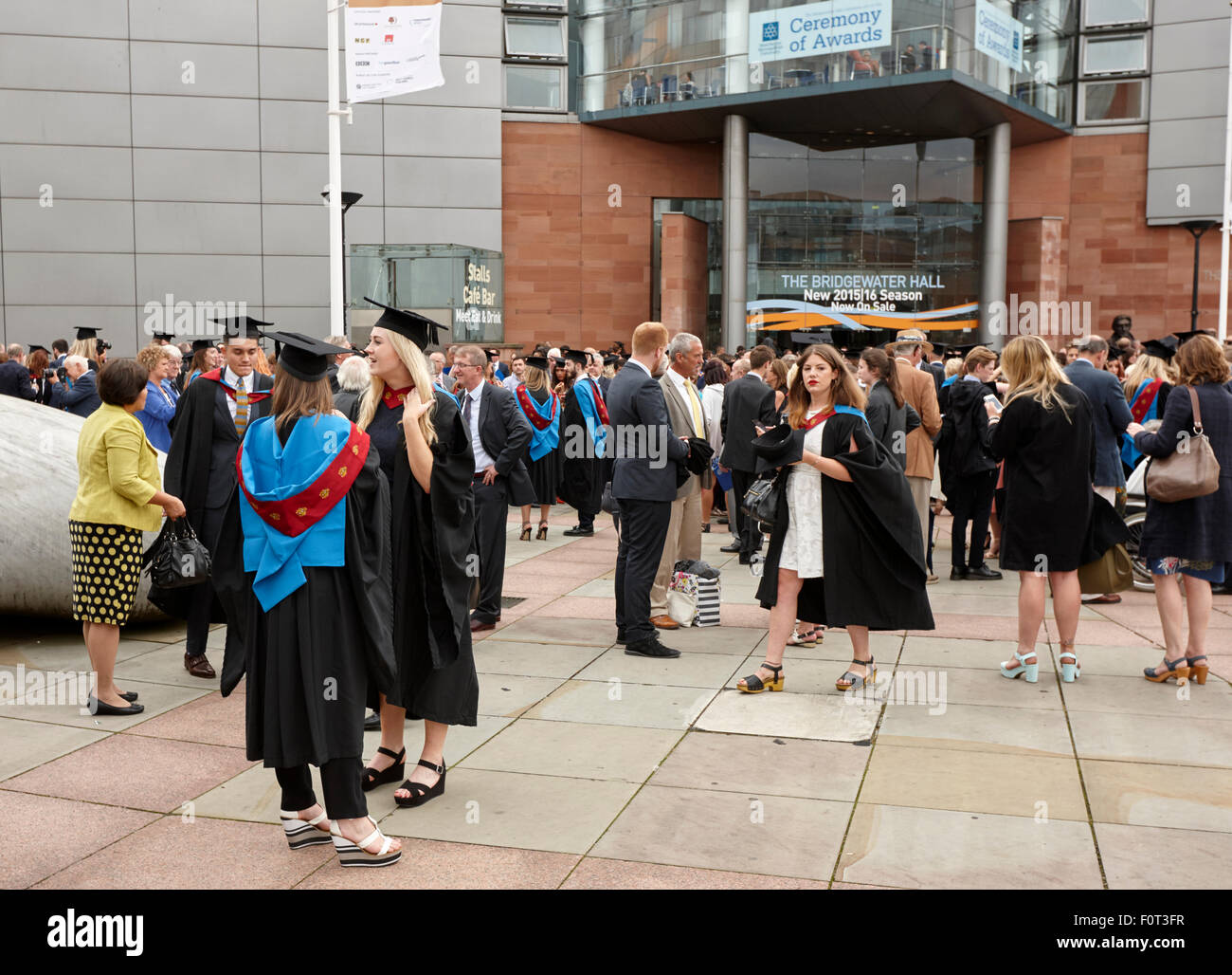 Absolventinnen und Absolventen nach Manchester metropolitan University Abschlussfeier in der Bridgewater hall Stockfoto