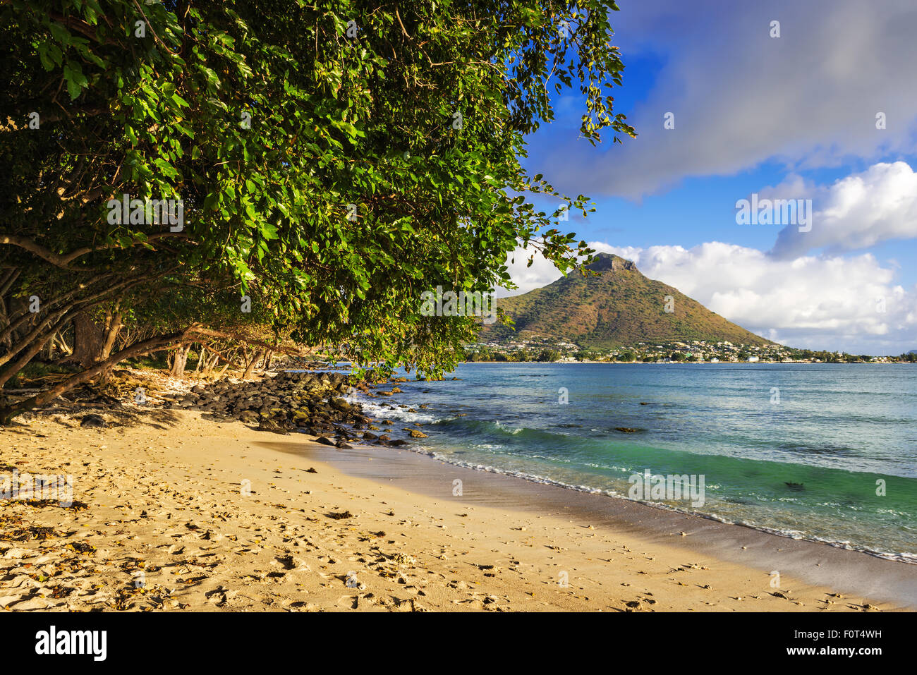 Felsigen und sandigen Ufer in Tamarin Bay, Wolmar, Insel Flic En Flac, Mauritius, Indischer Ozean Stockfoto