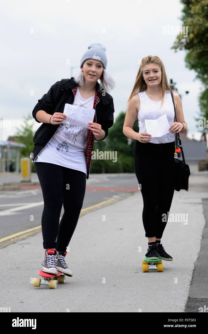 Schulmädchen Bethany Ogley (15) und Jasmine Brennan (15) sammelte ihre GCSE Resultate auf Skateboards in Barnsley, England. Stockfoto