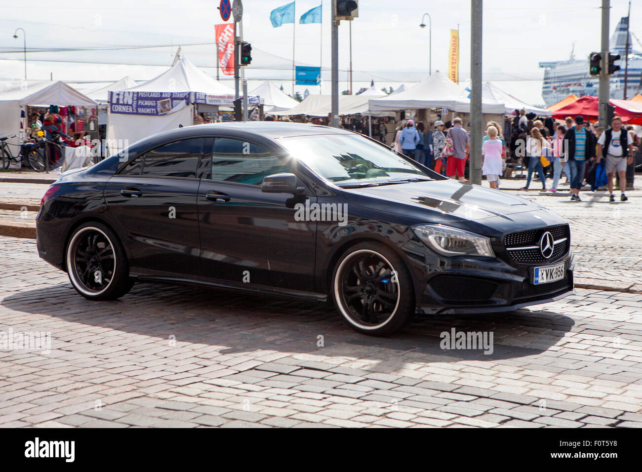 Schwarz-Mercedes-Benz-CLA-Klasse kompakt vier Luxuslimousine mit Diamant-Kühlergrill fahren in Helsinki Finnland, Europa Stockfoto