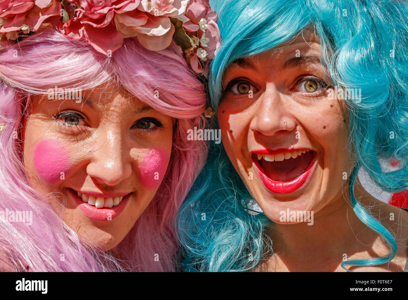 Zwei Schauspielerinnen, Anja Conti und Laura Jeffs, in Tracht, die Show mit dem Namen "Zahnseide und Boo" beim Edinburgh Fringe Werbung Stockfoto