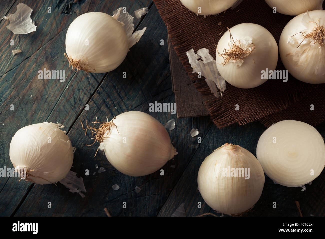 Frische Bio weiße Zwiebeln auf einem Hintergrund Stockfoto