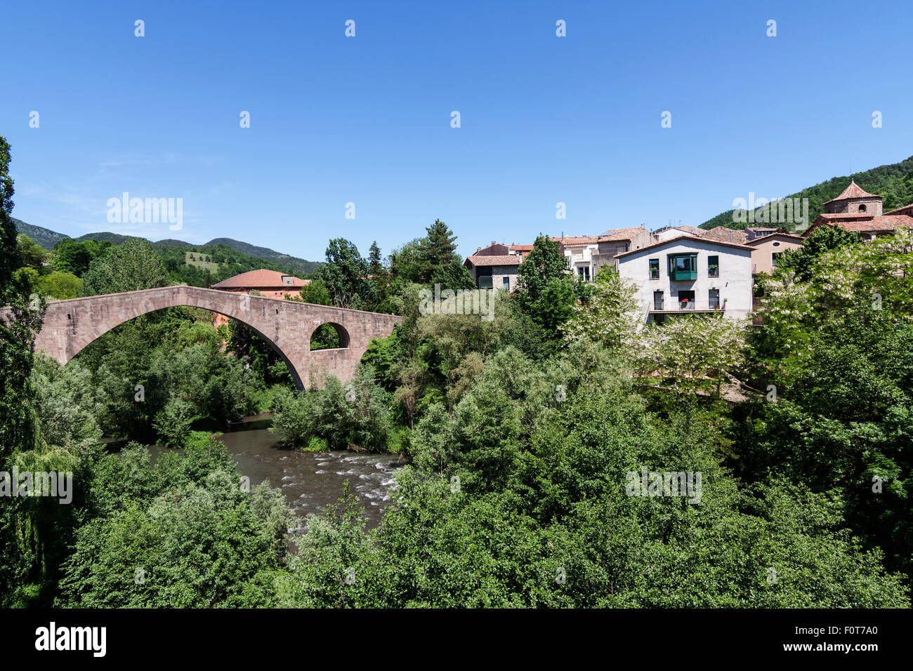 Alte Brücke. XII Jahrhundert. Sant Joan de Les Abadesses. Ter Fluss. Stockfoto