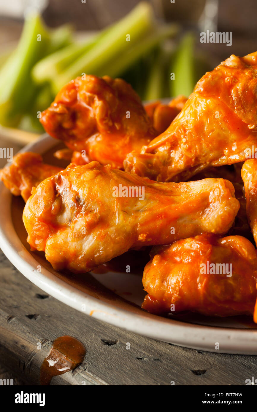 Würzige hausgemachte Buffalo Wings mit Dip und Bier Stockfoto