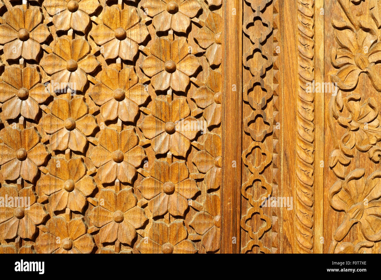 Close-up ein florales Design auf einer kunstvoll geschnitzten Holztür Stockfoto