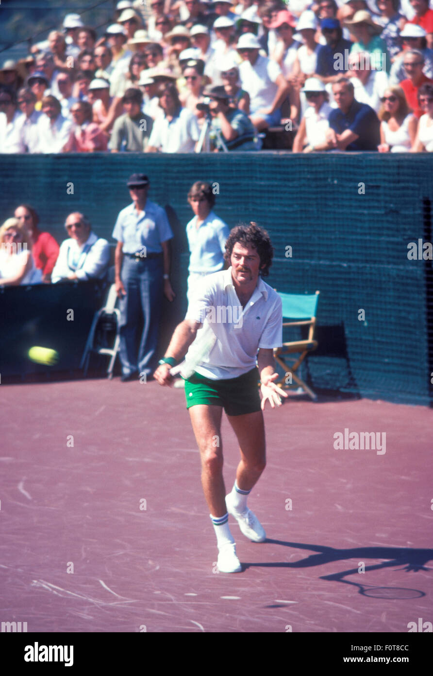 Tom Gorman in Aktion beim Tennisturnier im September 1974. Stockfoto