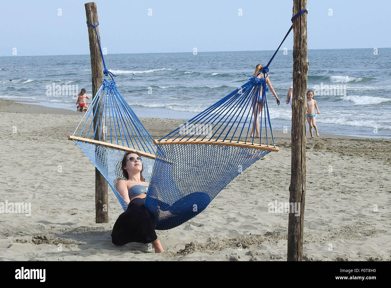 Michelle Hunziker und ihre Tochter Aurora Ramazzotti entspannen Sie am Strand von Forte dei Marmi Featuring: Aurora Ramazzotti Where: Forte dei Marmi, Italien bei: 19. Juni 2015 Stockfoto