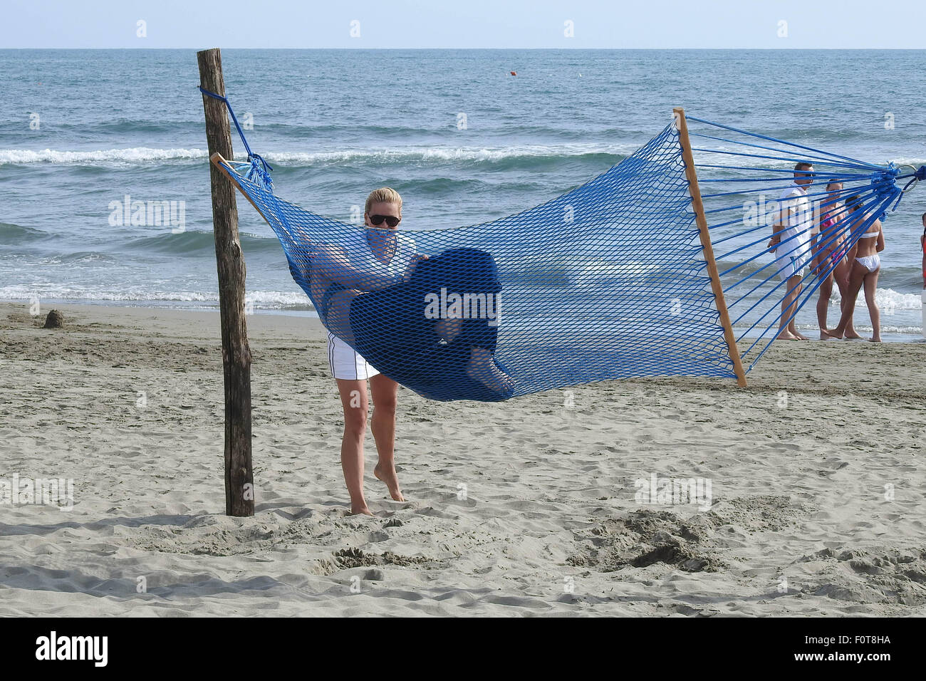 Michelle Hunziker und ihre Tochter Aurora Ramazzotti entspannen Sie am Strand von Forte dei Marmi Featuring: Michelle Hunziker, Aurora Ramazzotti Where: Forte dei Marmi, Italien bei: 19. Juni 2015 Stockfoto