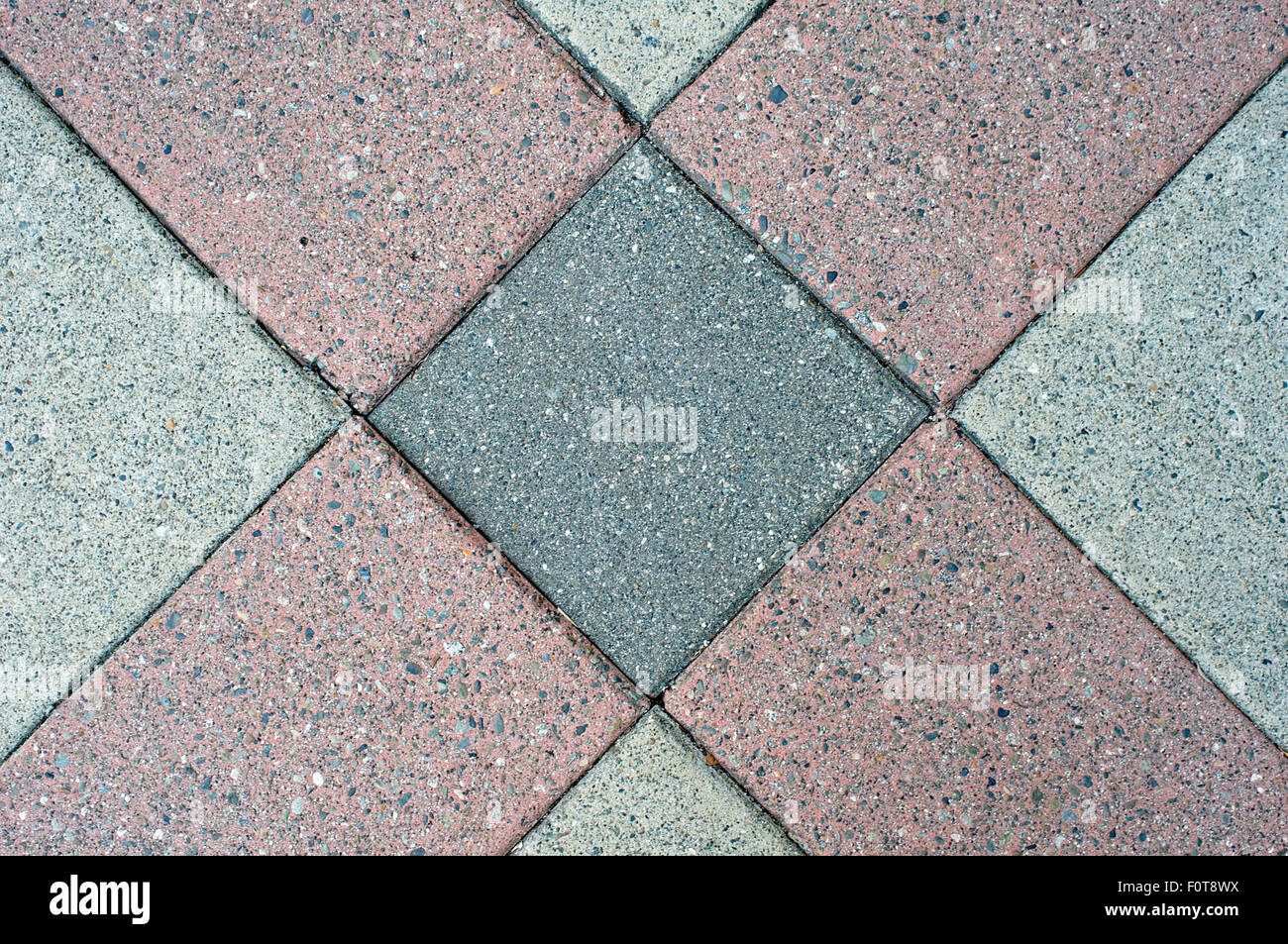 Geometrische X-Muster auf einer Steinplatte Bürgersteig Stockfoto