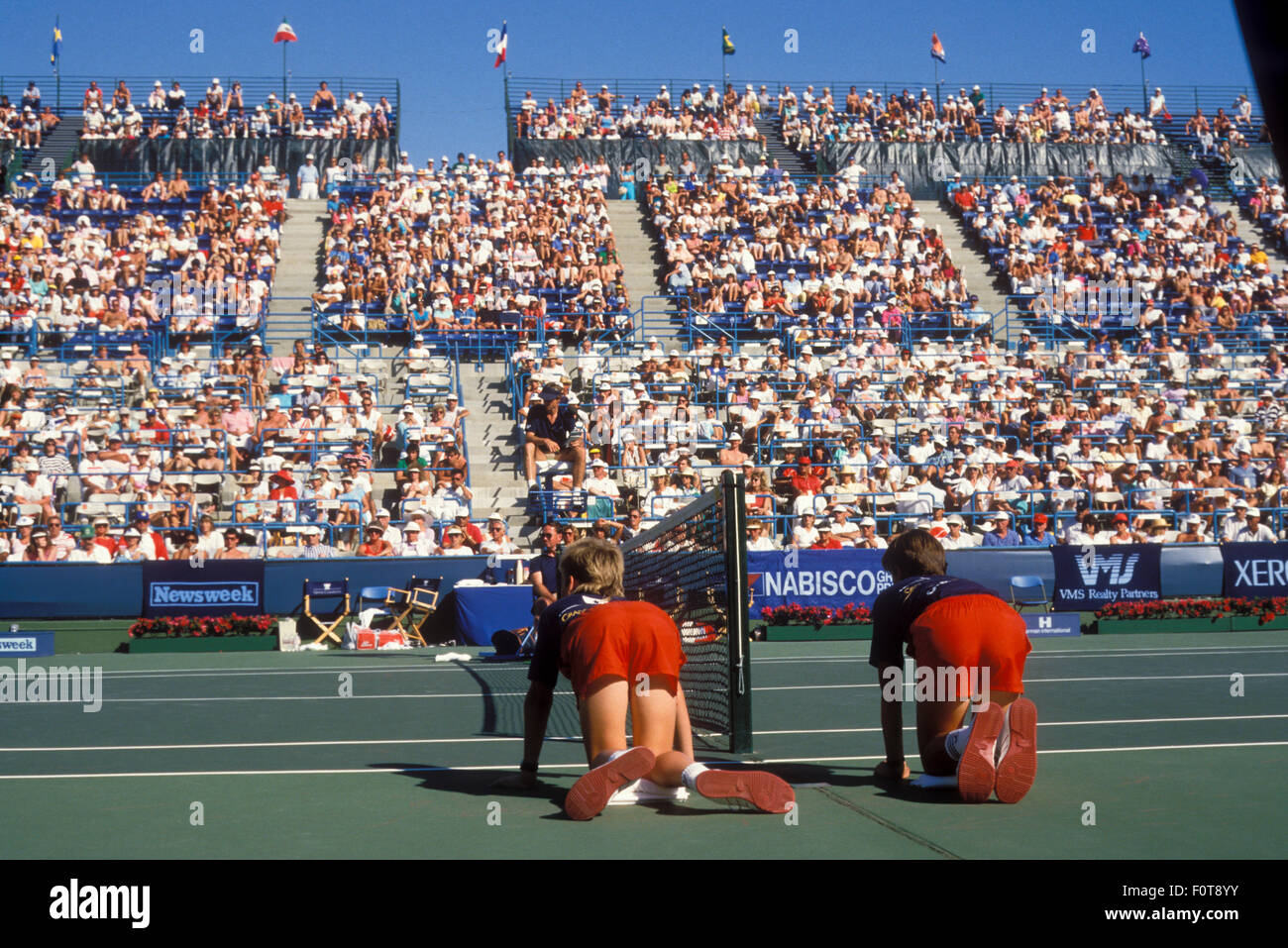 Balljungen bei Net für die Newsweek Champions Cup-Turnier in Indian Wells, Kalifornien im März 1988. Stockfoto