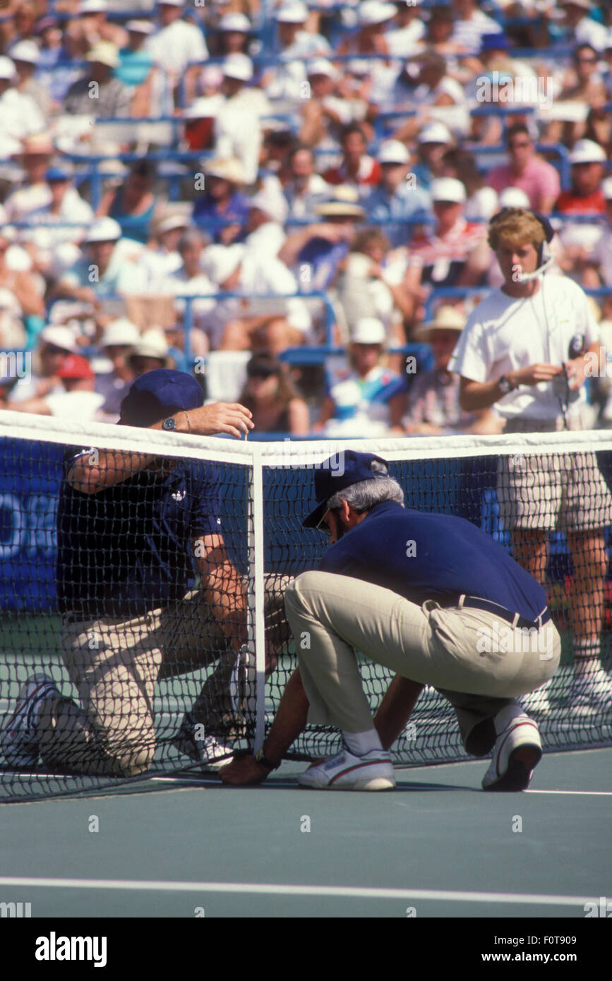 Beamte im Netz bei der Newsweek Champions Cup-Turnier in Indian Wells, Kalifornien im März 1988 zu messen. Stockfoto