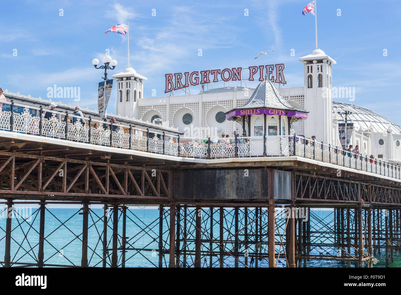 Palace Pier oder Brighton Pier, an einem sonnigen Sommertag mit blauem Himmel und Meer, in der beliebten Südküste Ferienort Brighton, East Sussex, UK Stockfoto