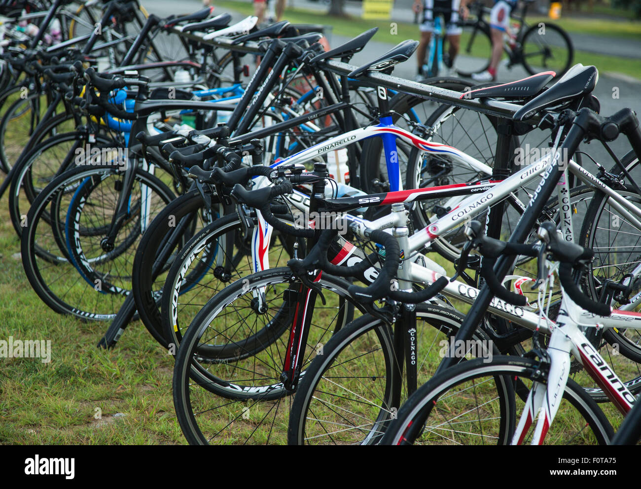 Fahrräder auf einem Rost an einem Radsport-event Stockfoto