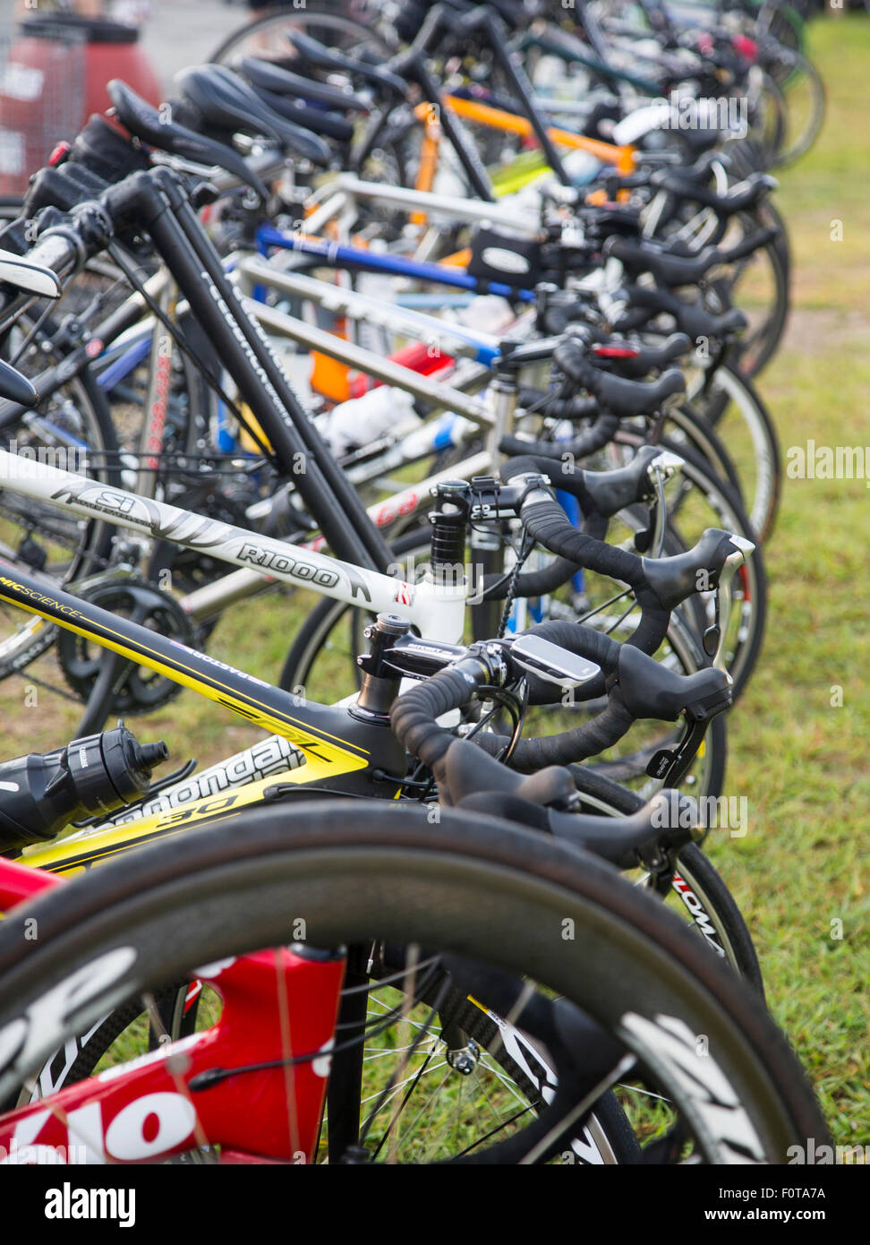 Fahrräder auf einem Rost an einem Radsport-event Stockfoto