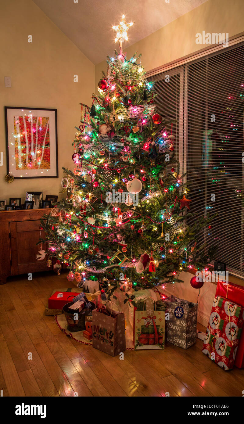 Geschmückter weihnachtsbaum -Fotos und -Bildmaterial in hoher Auflösung – Alamy