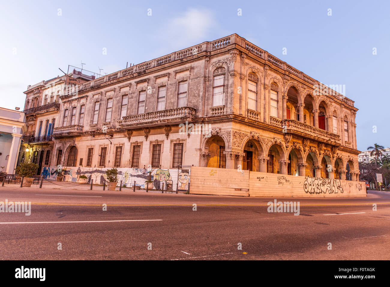 Herrliche alte spanische Kolonialgebäude restaurierungsbedürftig im Bereich Malecon von Havanna in Kuba Stockfoto