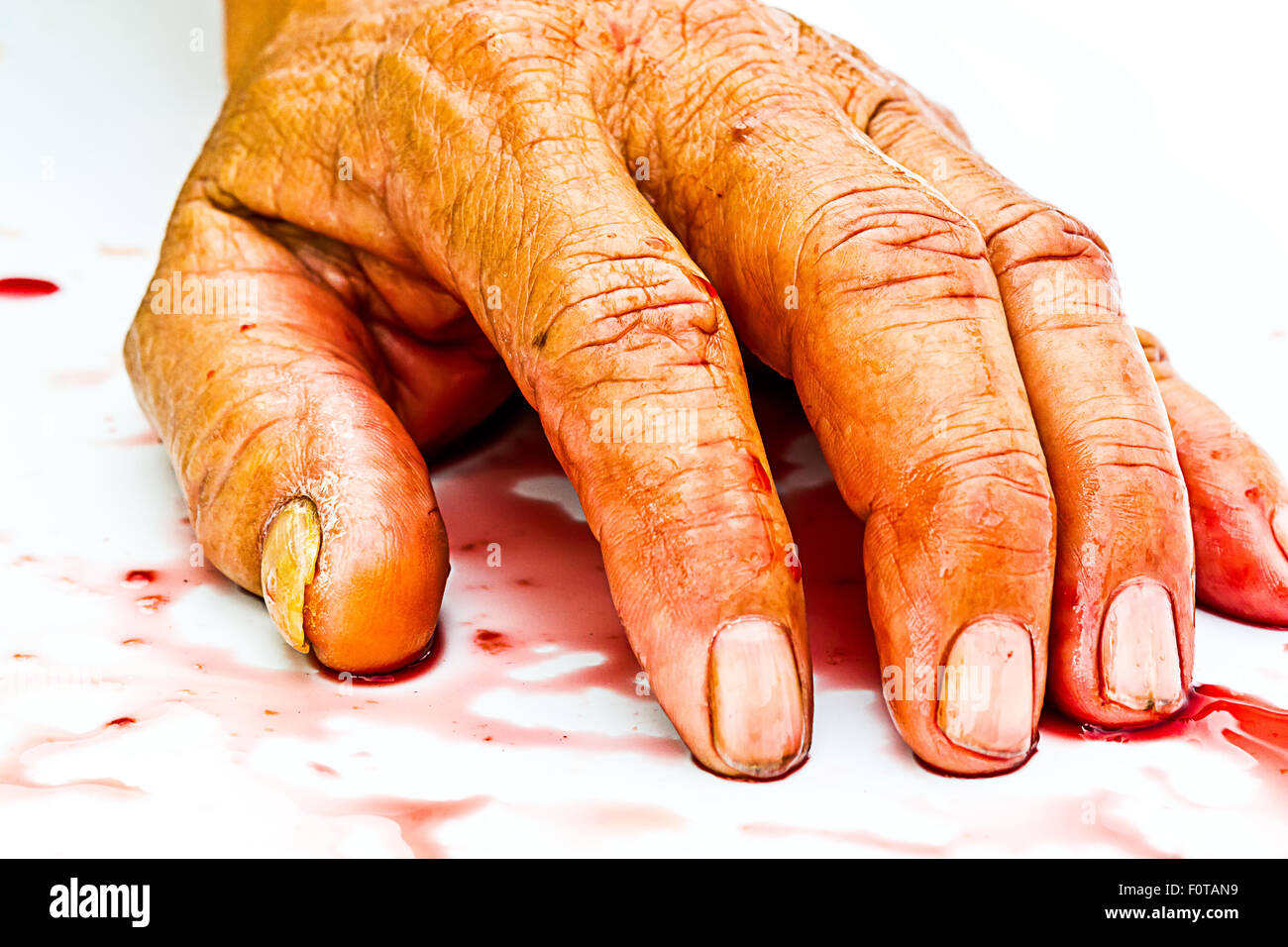 blutige Hand auf dem Tisch. Gewalt oder Angst vor Horror-Konzept. Stockfoto