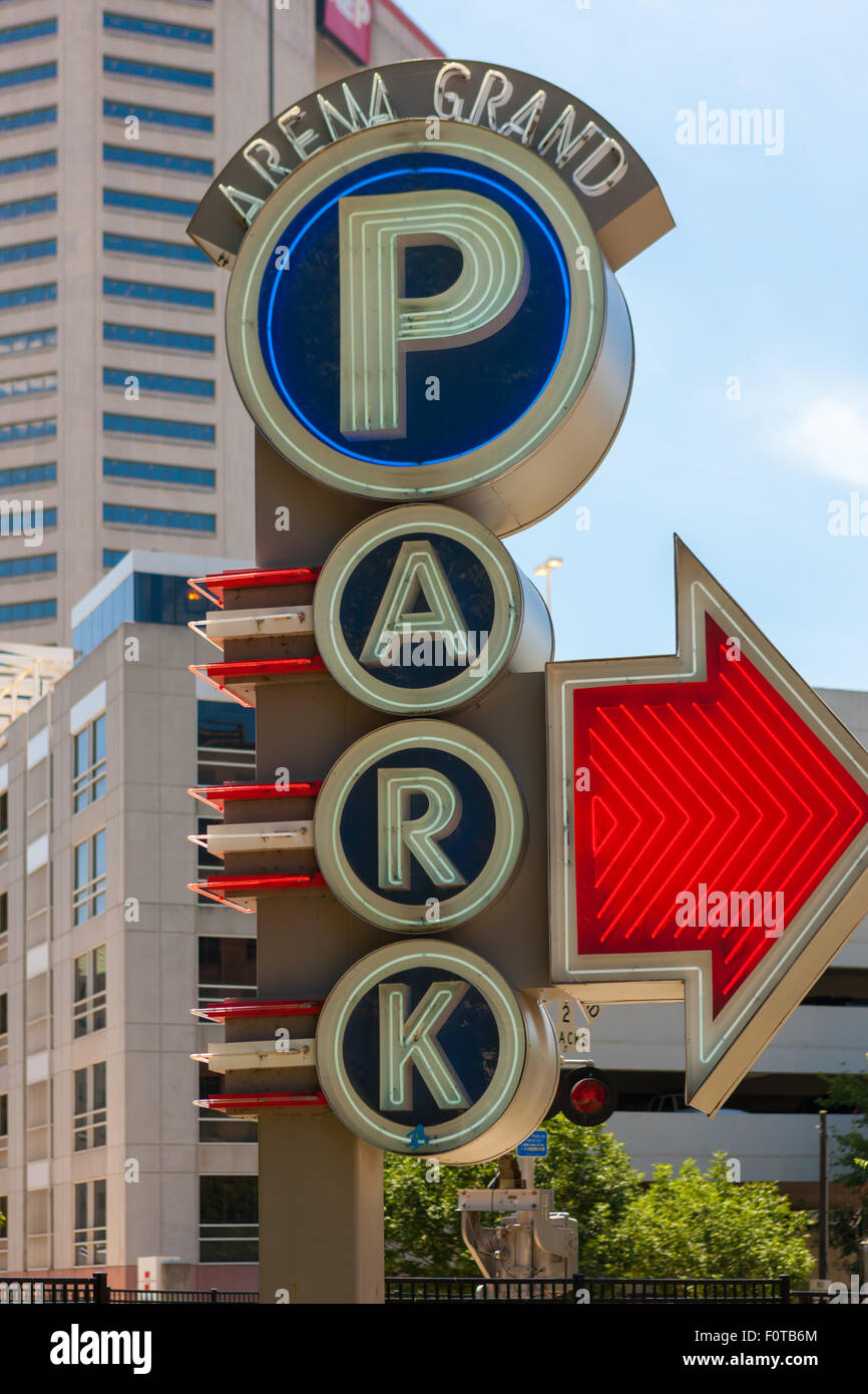 Eine Leuchtreklame deutet auf einen Parkplatz für das Arena Grand Theatre in Columbus, Ohio. Stockfoto