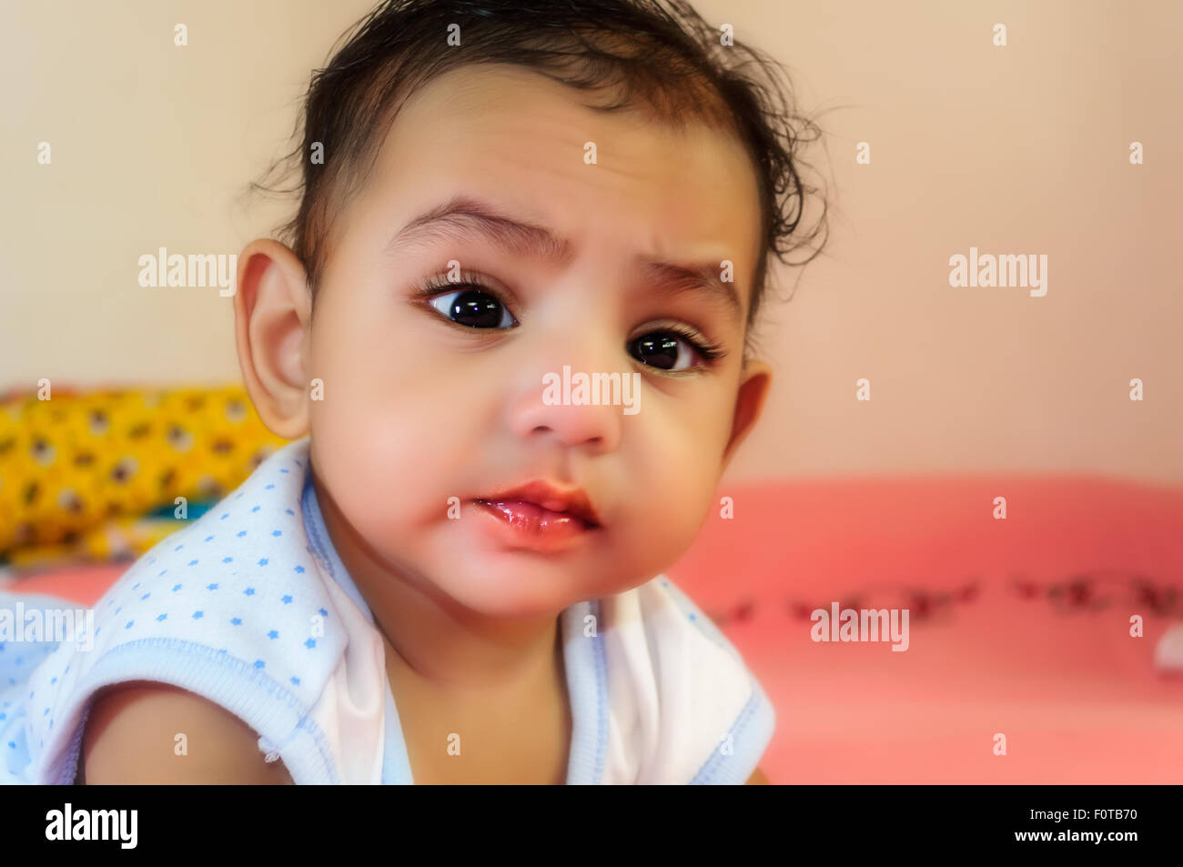 Porträt eines niedlichen kleinen bengalischen jungen in verschiedenen Stimmungen mit Closeup, Textfreiraum Stockfoto