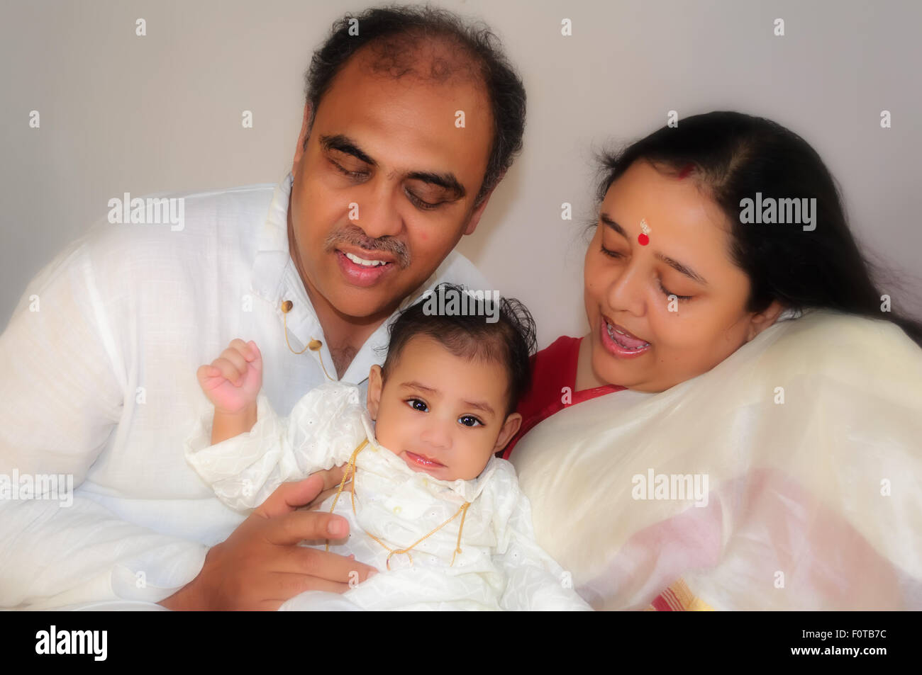 Porträt einer glücklichen Familie mit Vater, Mutter und ihr Baby Boy teilen Freude und Glück mit Textfreiraum Stockfoto