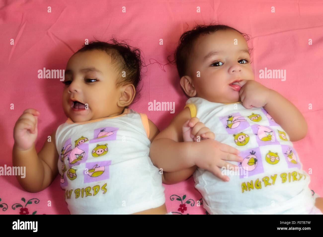 Porträt der Zwillingsbrüder Baby glücklich Bett zusammen und spielen und lächelnd mit Textfreiraum Stockfoto