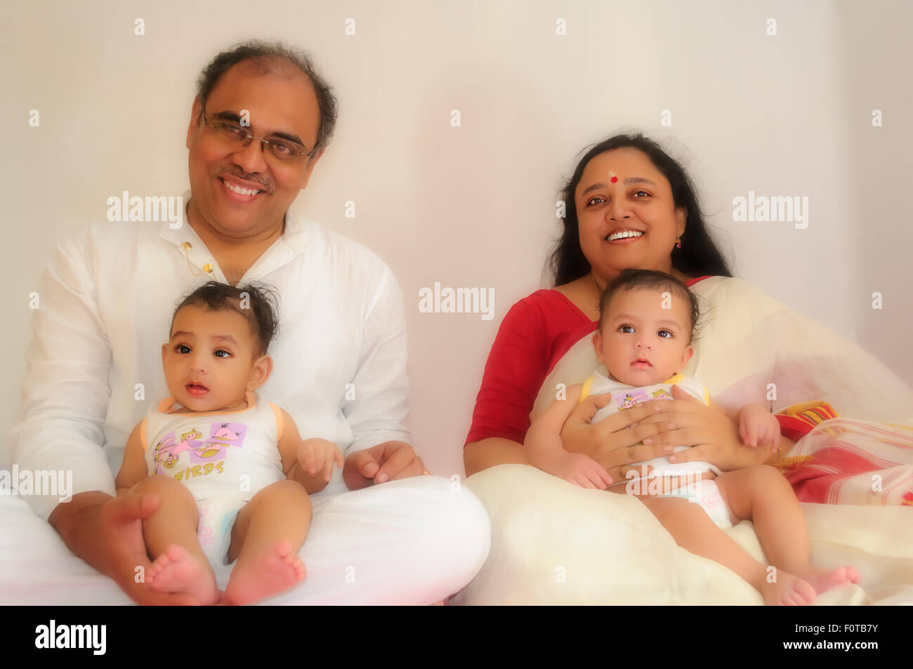 Porträt einer glücklichen Familie Eltern mit Twin Baby Boys zeigen Bindung, Liebe, Zuneigung und Zweisamkeit mit Textfreiraum Stockfoto