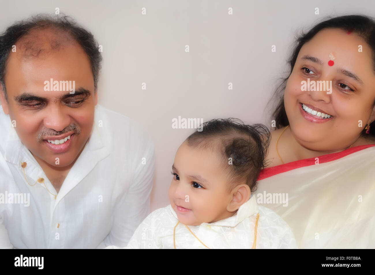 Porträt einer glücklichen Familie mit Vater, Mutter und ihr Baby Boy teilen Freude und Glück mit Textfreiraum Stockfoto