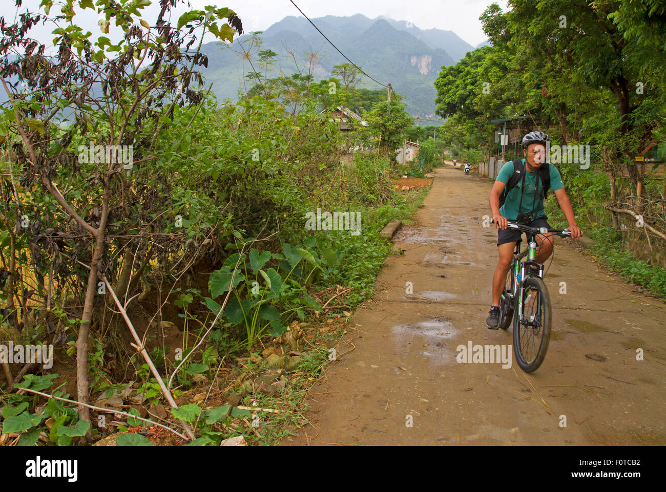 Radfahren auf einem ländlichen Lane in Mai Chau Stockfoto