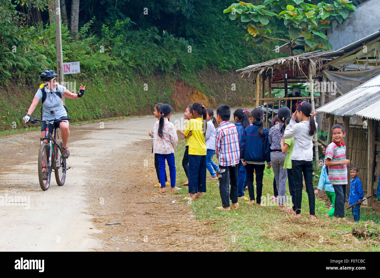 Radfahren in der Nähe von Mai Chau in Nordvietnam Stockfoto