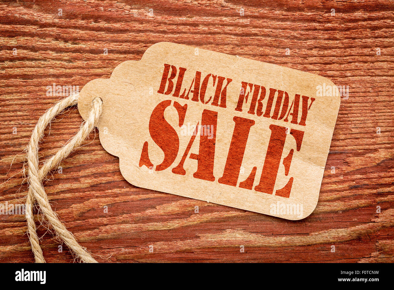 Schwarzer Freitag Verkauf unterschreiben eine Papier Preisschild gegen rustikale rot lackierten Scheune Holz Stockfoto