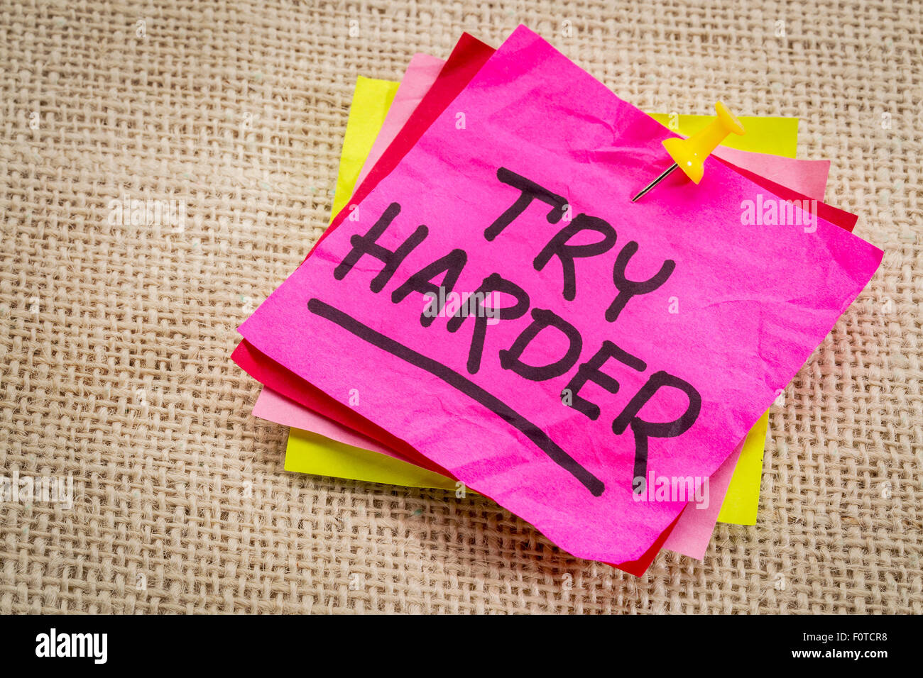 anstrengen Sie - Motivation Worte auf einem lila Zettel gegen Sackleinen Leinwand Stockfoto