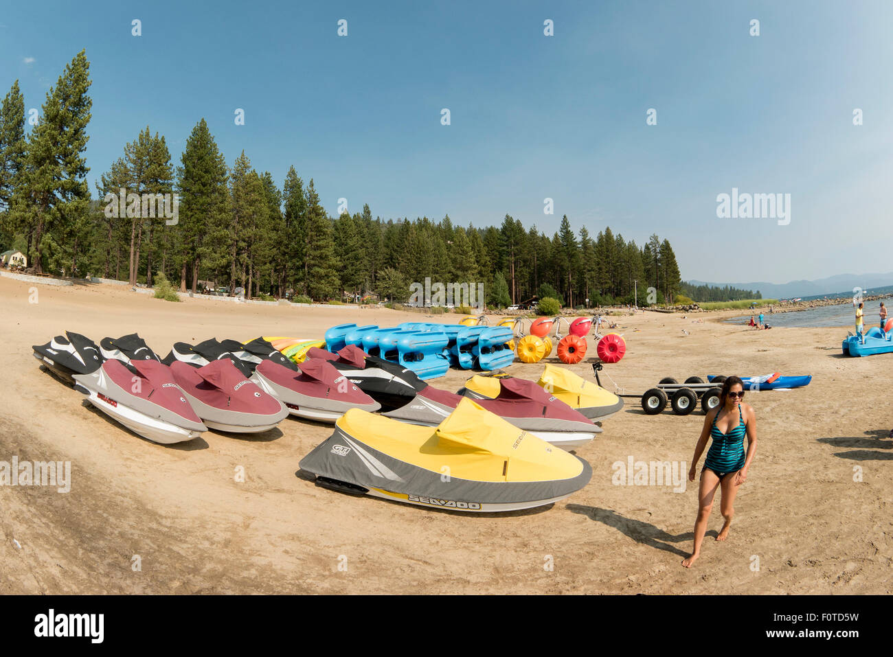 Lake Tahoe, CA, USA. 20. August 2015. Jet-Skis sind auf einer Fläche von der Küste aufgereiht, die in der Regel sollte unter Wasser, aber ist während der anhaltenden Dürre für historische California zugänglich auf Grund stark niedrigen Wasserständen am Lake Tahoe. Gouverneur Jerry Brown erklärt ein "State of Emergency" Anfang dieses Jahres und schweren Wassers Nutzungsbeschränkungen erlassen. Bildnachweis: Jonathan Alcorn/ZUMA Draht/Alamy Live-Nachrichten Stockfoto