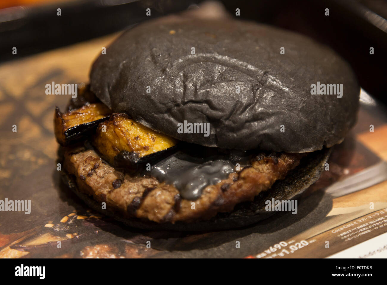 Tokio, Japan. 21. August 2015. Neue schwarze Burger Burger King '' Kuro Shogun'' ging auf Verkauf am 21. August 2015, Tokio, Japan. Die Kette zwei neue schwarze Burger verwenden Bambus Holzkohle-infundiert Brötchen und Käse, schwarze gehasht Sauce (eine Mischung aus Rotwein, Tintenfisch, Zwiebeln, Tomaten und Knoblauch) und Scheiben von gegrillten Auberginen. Burger King startete im Juli zwei rote Burger in einem anderen Japan nur farbige Burger Förderung. Die zwei neuen schwarzen Burger sind die Kuro Shogun kostet 690 JPY (5,59 USD) und die Kuro Taisho kostet 590 JPY (4,78 USD). Bildnachweis: Aflo Co. Ltd./Alamy Live-Nachrichten Stockfoto