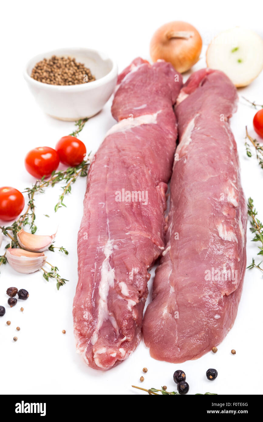 ungekocht rohes Fleisch Filet mit Gewürzen auf weißem Hintergrund dienen Stockfoto