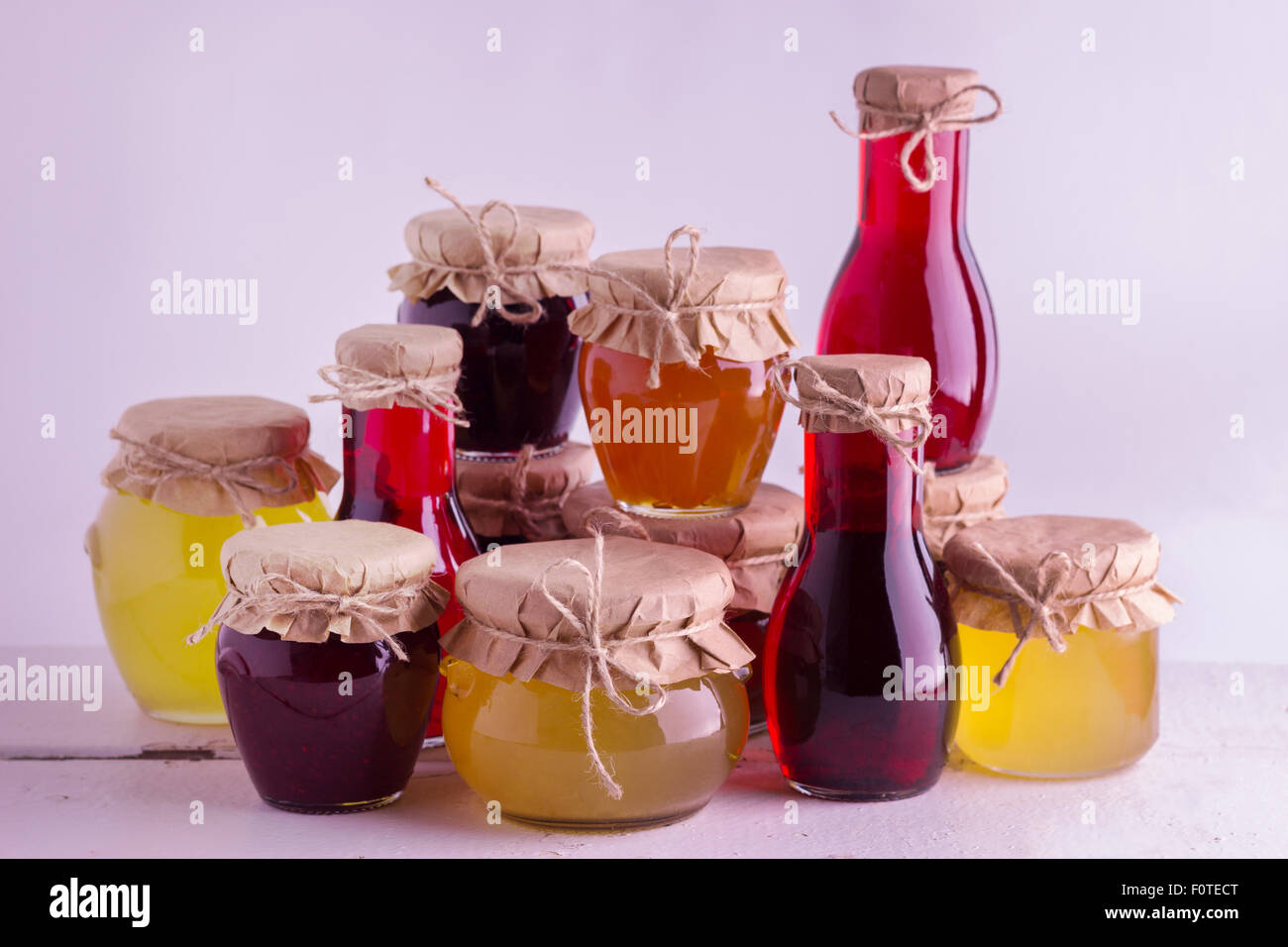 Hausgemachte Früchte und Beeren Marmelade im Glas erhalten. Rustikalen Stil. Selektiven Fokus. Stockfoto