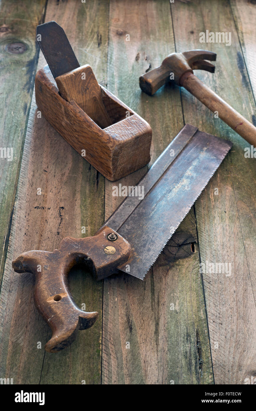 Auf einem hölzernen Hintergrund alte Tischlerwerkzeuge Stockfoto