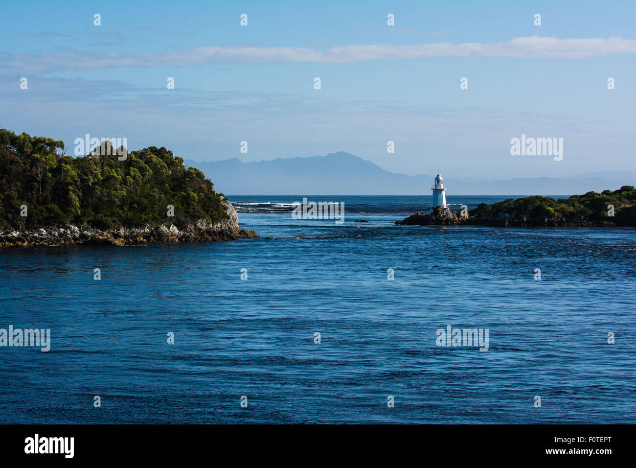 Leuchtturm am Eingang Island, Hells Gate, Macquarie Hafen, Tasmanien, Australien Stockfoto