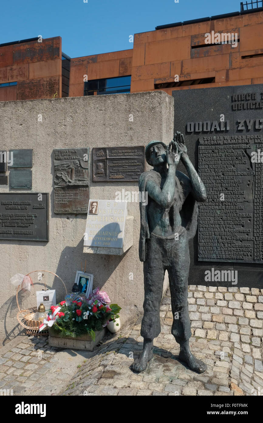 Eine Statue vor dem Denkmal gefallene Werftarbeiter, Solidarität Square, Danzig, Polen. Stockfoto Eine Statue vor dem Denkmal gefallene Werftarbeiter, Solidarität Square, Danzig, Polen. Stockfoto