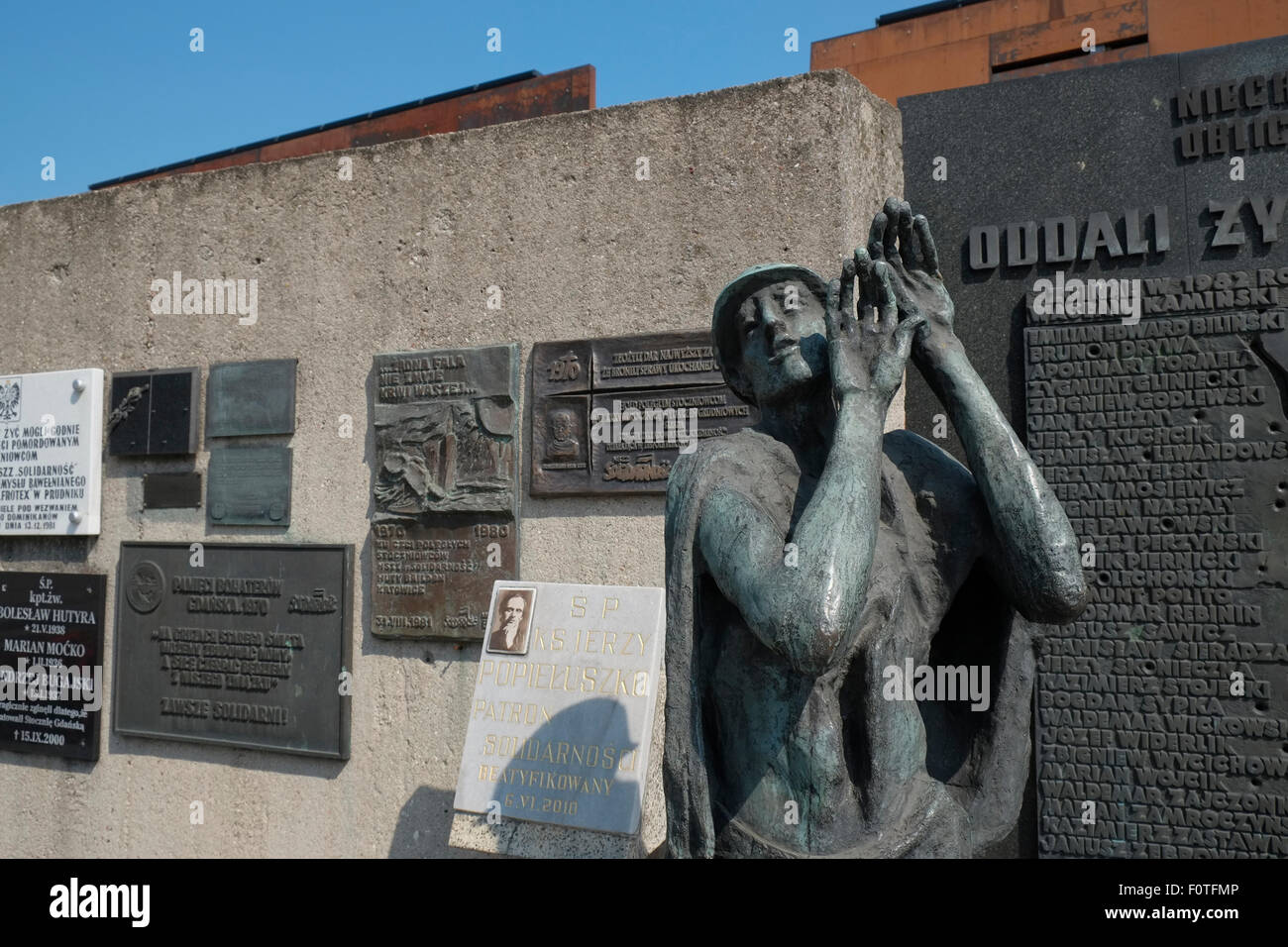 Eine Statue vor dem Denkmal gefallene Werftarbeiter, Solidarität Square, Danzig, Polen. Stockfoto Eine Statue vor dem Denkmal gefallene Werftarbeiter, Solidarität Square, Danzig, Polen. Stockfoto