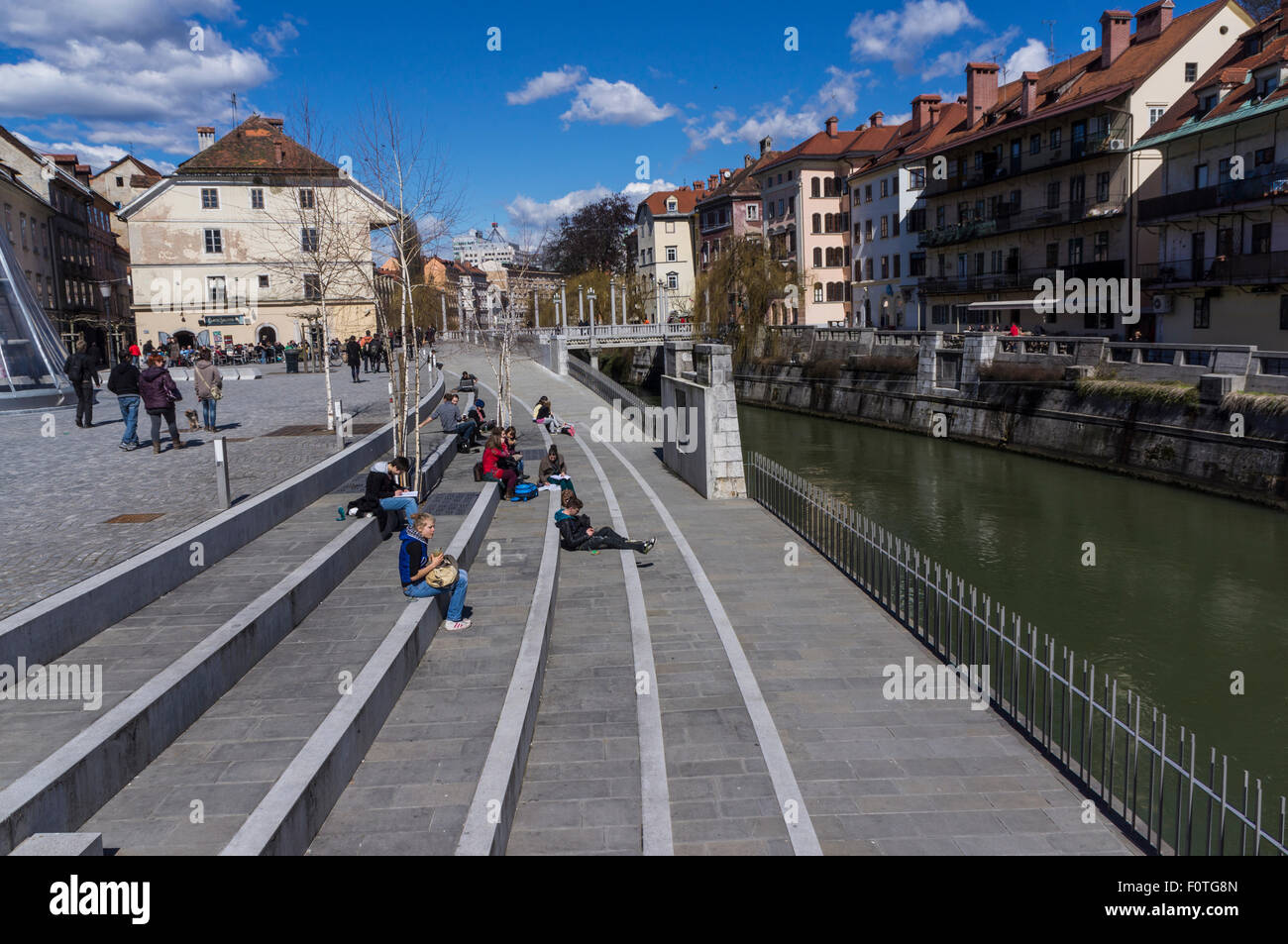 Entspannen am Ufer des Flusses ljubljanica Stockfoto