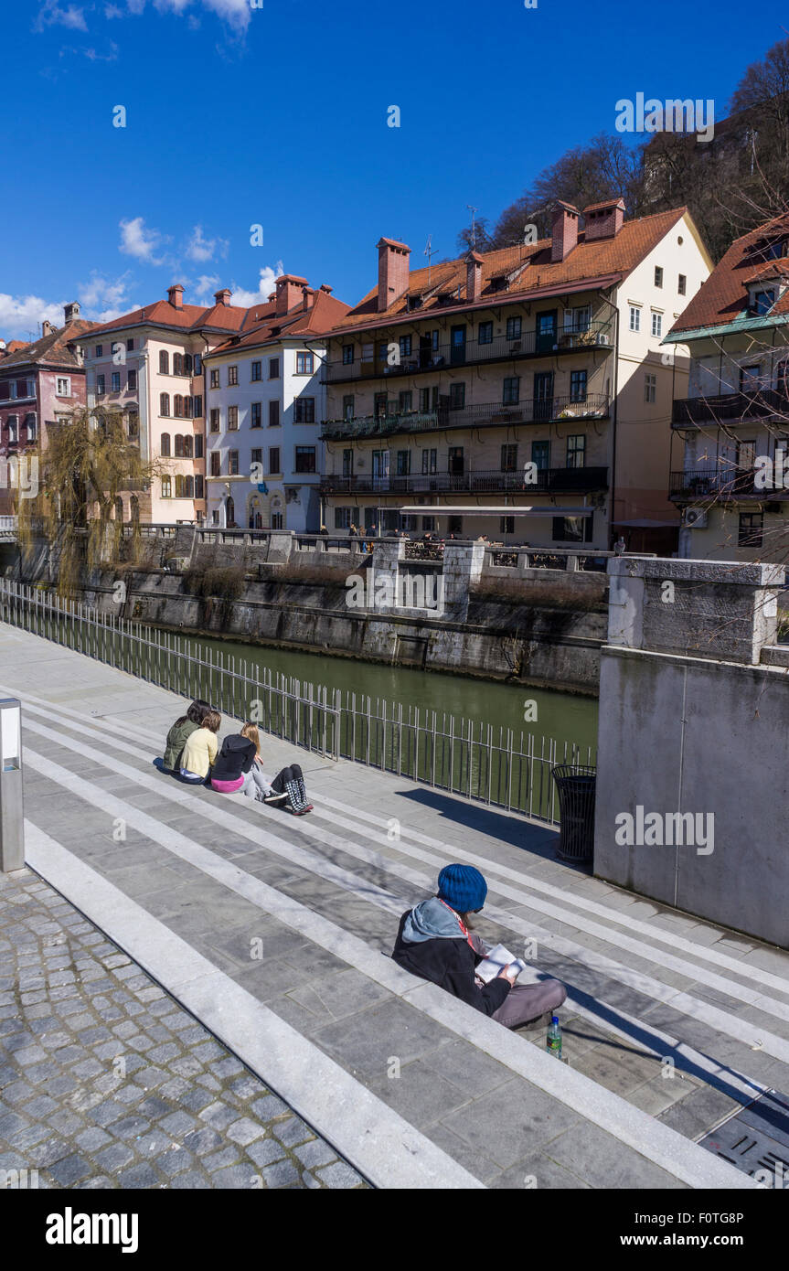 Entspannen am Ufer des Flusses ljubljanica Stockfoto