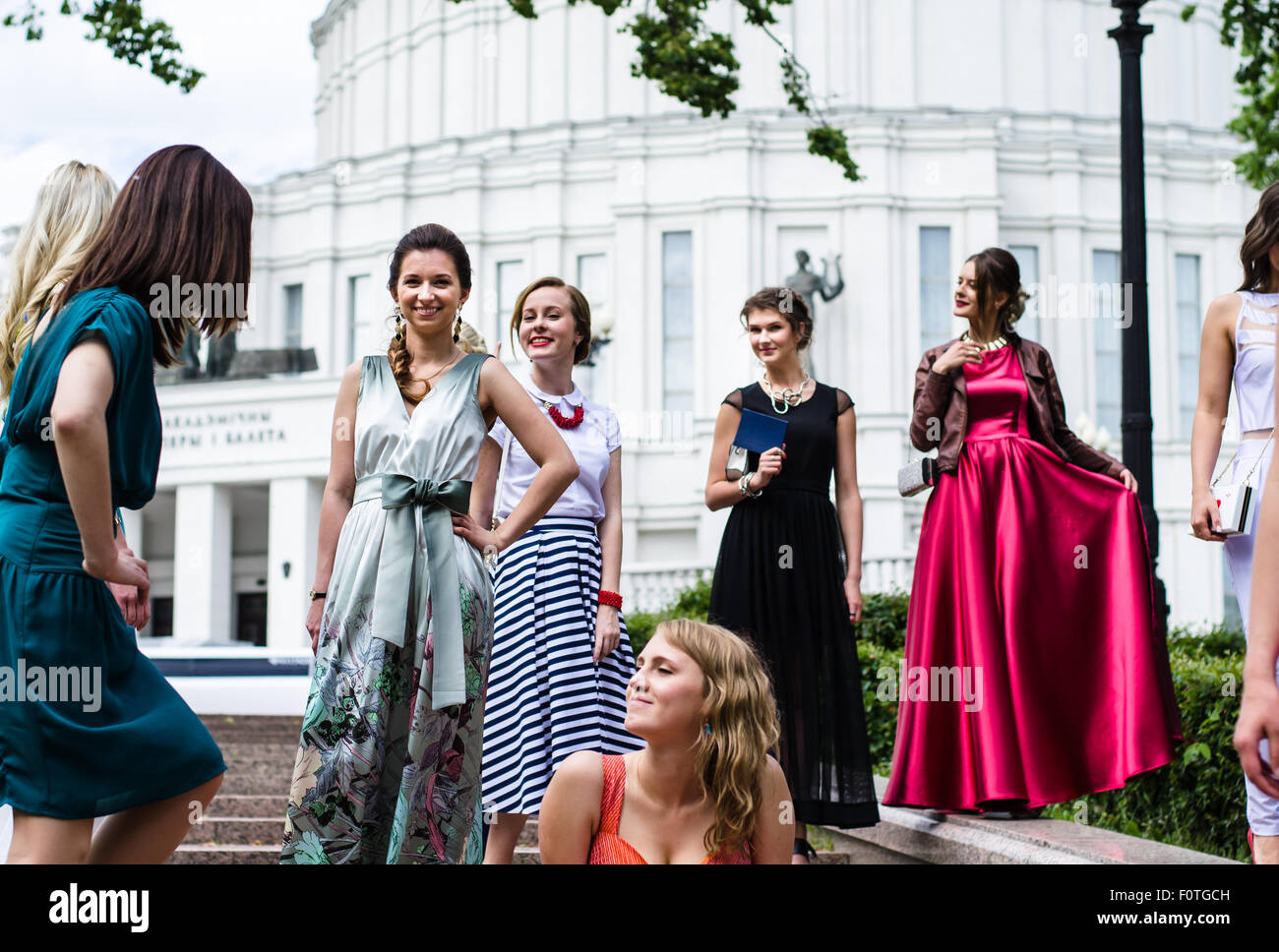 Eine große Gruppe von Mädchen (Frauen) posiert vor der Kamera vor dem Abschlussball Zeremonie Stockfoto