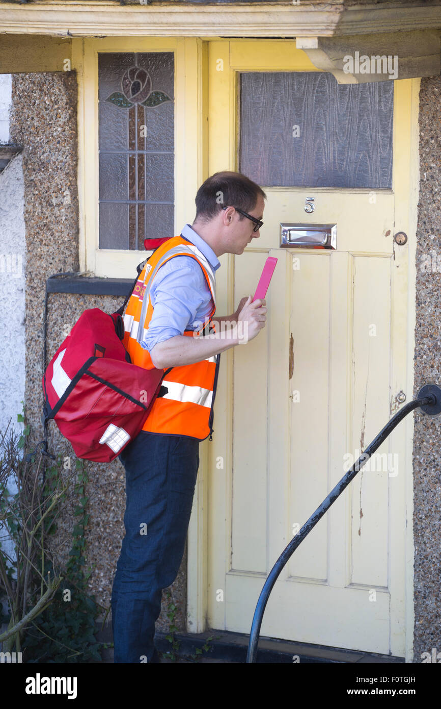 Royal Mail Postbote eine Lieferung mit dem Anti Hund beißen Push Stick Gadget, Northwest London, England, UK Stockfoto