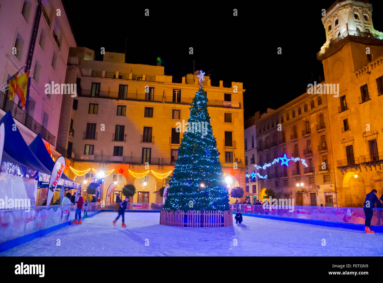 Winterzeit-Skaten, Plaza de Ayuntamiento, Rathausplatz, alte Stadt, Alicante, Spanien Stockfoto