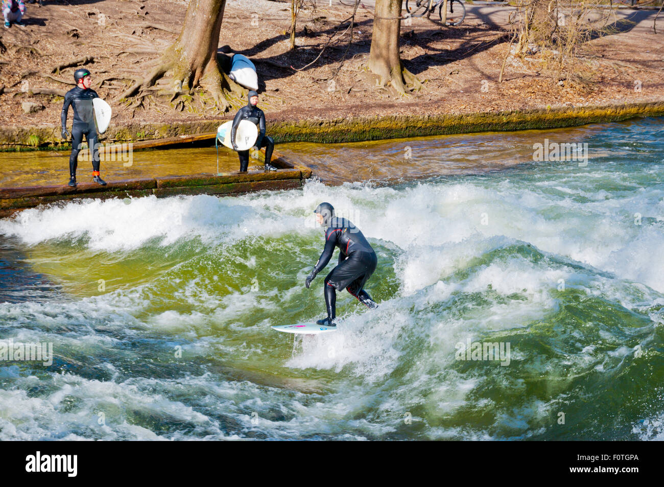 Surfer auf der Welle produziert durch Pumpen, englischen Garten, Maschinenpark, zentrale München, Bayern, Deutschland Stockfoto