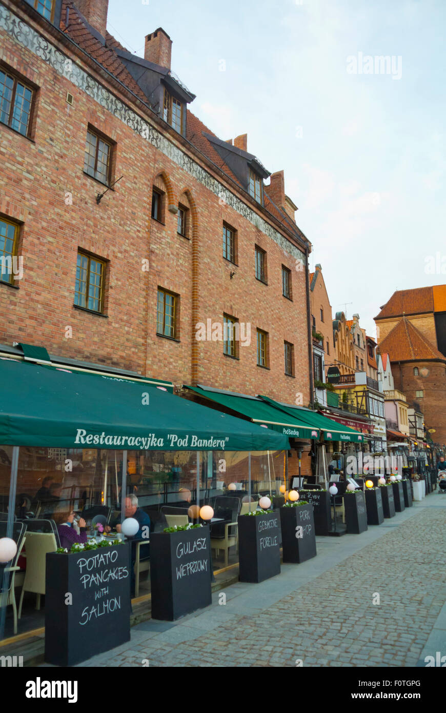 Restaurant mit beheizten Terrassen, Długie Pobrzeże am Flussufer Street, Danzig, Provinz Pommern, Polen Stockfoto